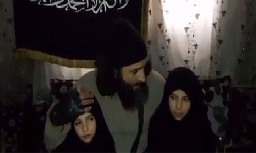 el terrorista Abu Nimr como apareció en vídeo con sus dos hijas Muere el